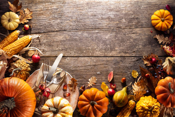 thanksgiving board - table setting with silverware and pumpkins on aged wooden plank - silverware fork place setting napkin imagens e fotografias de stock