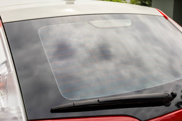 vue arrière de la fenêtre rouge de voiture pour la maquette d’autocollant - bumper stickers photos et images de collection