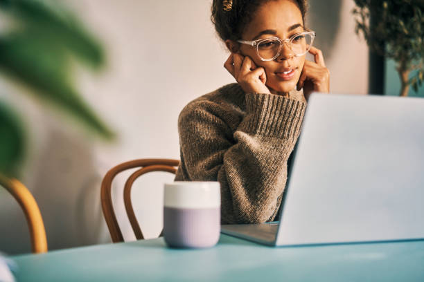 istock Staying caught in the loop of current online trends 1283960818