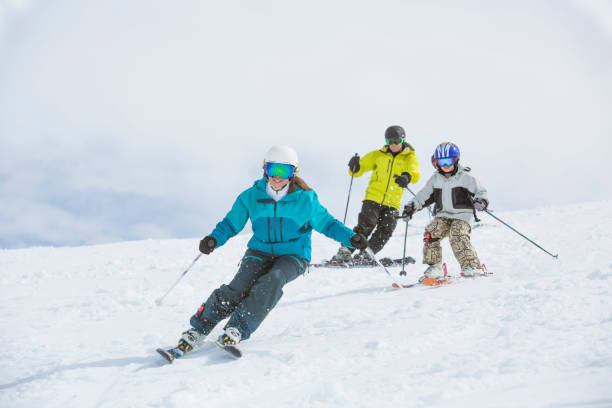 famiglia in vacanza sugli sci a whistler, bc, canada. - ski foto e immagini stock