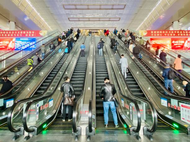 estación ferroviaria nanjing sur, china - editorial iphone train city fotografías e imágenes de stock