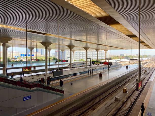 nanjing south railway station, chine - editorial iphone train city photos et images de collection
