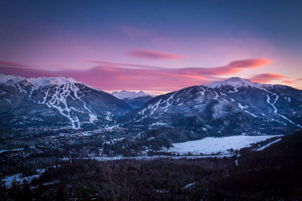 cênica da estação de esqui whistler blackcomb ao anoitecer. - whistler - fotografias e filmes do acervo