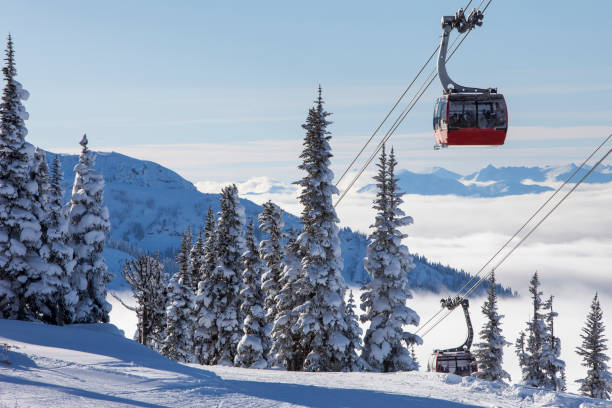 pico 2 pico gôndola em whistler blackcomb estação de esqui no inverno. - ski resort winter ski slope ski lift - fotografias e filmes do acervo