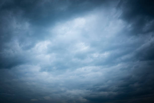 dark clouds in the sky - cumulus cloud cloud sky only cumulonimbus imagens e fotografias de stock