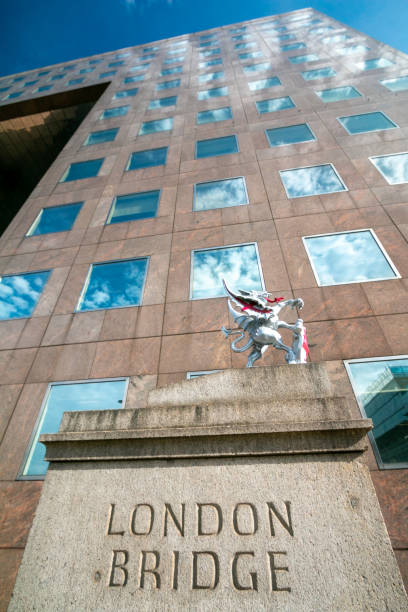 런던 사우스워크의 런던 브리지의 드래곤 경계 - corporate business business local landmark old 뉴스 사진 이미지