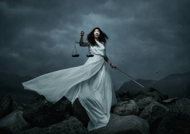 jeune femme juste avec l’échelle et l’épée au-dessus du ciel dramatique - mythological character photos et images de collection