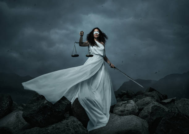 jonge vrij vrouw met schaal en zwaard over de dramatische hemel - godin stockfoto's en -beelden