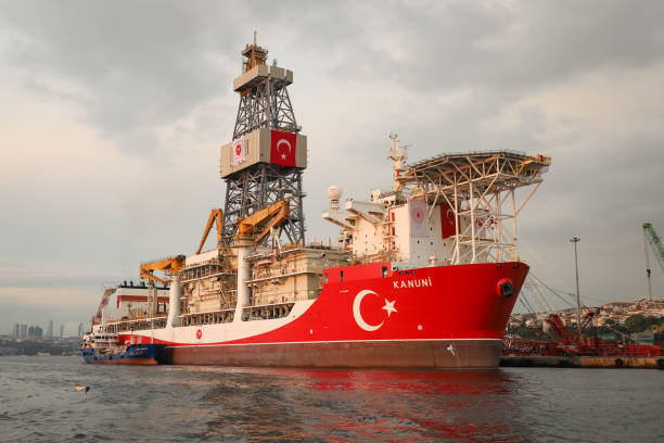 un foret kanuni en maintenance dans le port de haydarpasa - drillship photos et images de collection