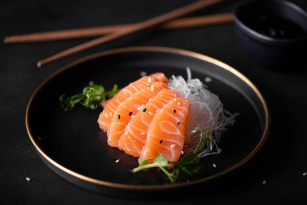 rebanadas de salmón fresco con salsa de rábano y soja - sashimi fotografías e imágenes de stock