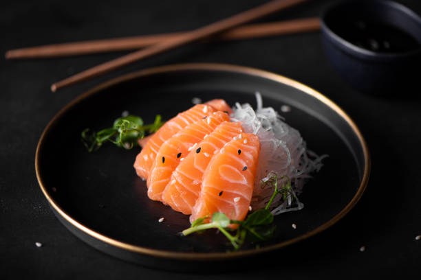 turp ve soya sosu ile taze somon dilimleri - sashimi stok fotoğraflar ve resimler