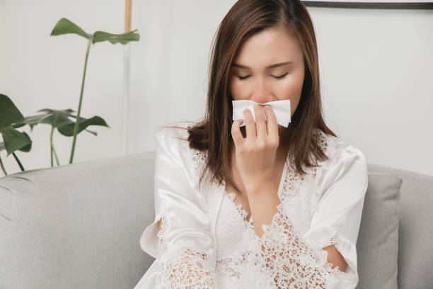 sintomas de rinite alérgica em mulheres - nasal cavity - fotografias e filmes do acervo