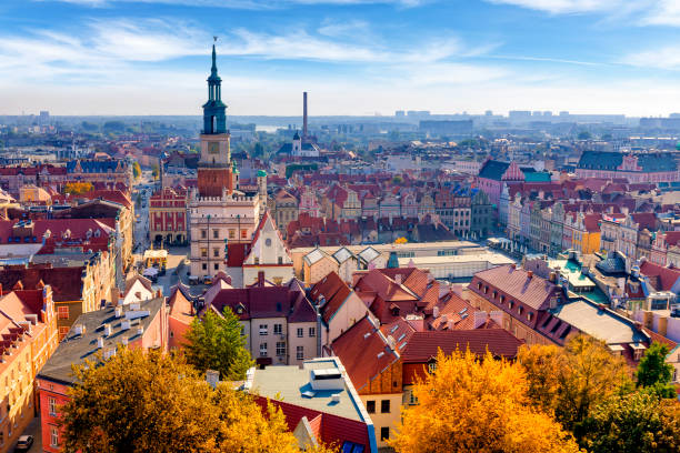 vacaciones en polonia - vista aérea de poznan - roof tile vacations urban scene outdoors fotografías e imágenes de stock