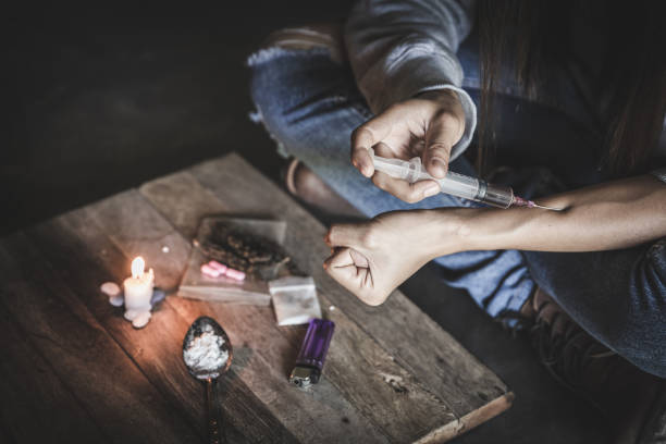 концепция наркотиков. наркоманка женщина со шприцем, используя наркотики. - narcotic teenager cocaine drug abuse стоковые фото и изображения