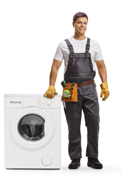 портрет ремонтника, стоящего рядом со стиральной машиной - repairing appliance clothes washer repairman стоковые фото и изображения