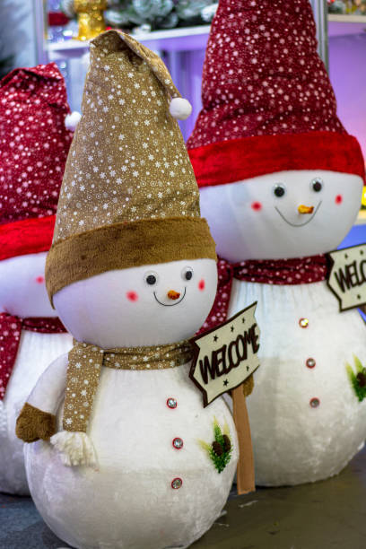 istock Funny snowmen with a welcome sign 1284019245