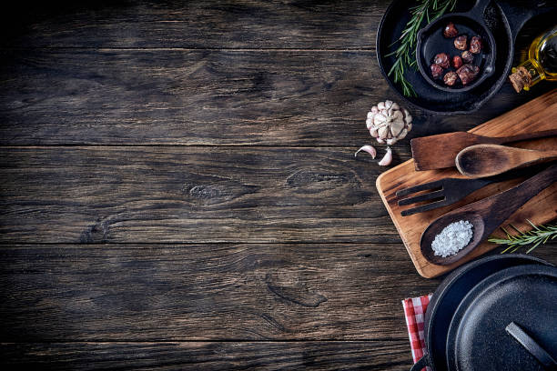 widok z góry na przybory kuchenne na rustykalnym stole z kopią miejsca. - wooden cutting board zdjęcia i obrazy z banku zdjęć