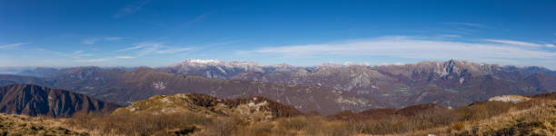 montañas entre italia y eslovenia, el monte matajur, la región de fvg, italia - north eastern italy fotografías e imágenes de stock