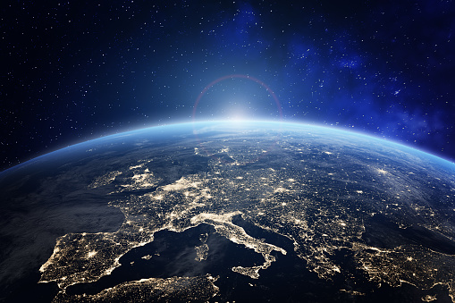Planeta Tierra visto desde el espacio con luces de la ciudad en Europa. Mundo con amanecer. Imagen conceptual para negocios globales o tecnología de comunicación europea, elementos de la NASA photo
