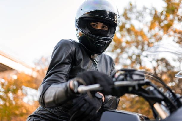 retrato de motociclista femenina en casco - country road fotos fotografías e imágenes de stock