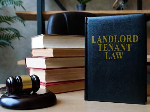 Libro de leyes de inquilinos del propietario en el escritorio del abogado. photo