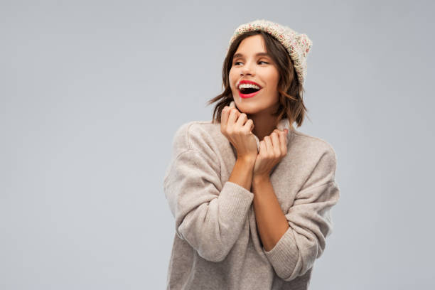 mujer joven en el sombrero de invierno de punto y suéter - cashmere winter fashion fashion industry fotografías e imágenes de stock