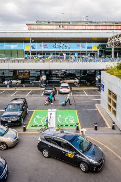 parking et terminal de l’aéroport de genève. - parking sign taxi taxi sign cloud photos et images de collection