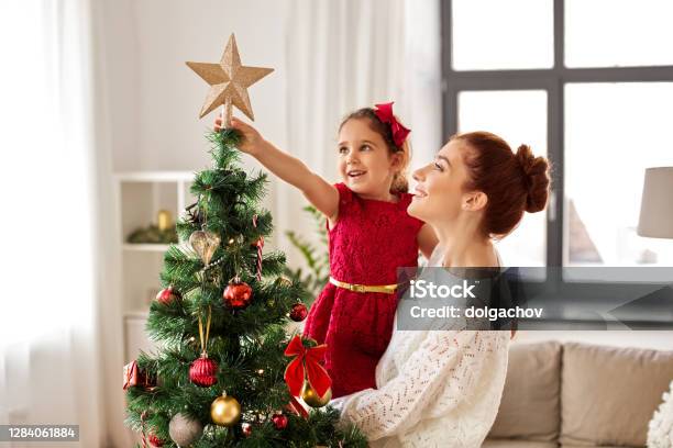 Foto de Família Feliz Decorando Árvore De Natal Em Casa e mais fotos de stock de Natal - Natal, Família, Árvore de Natal