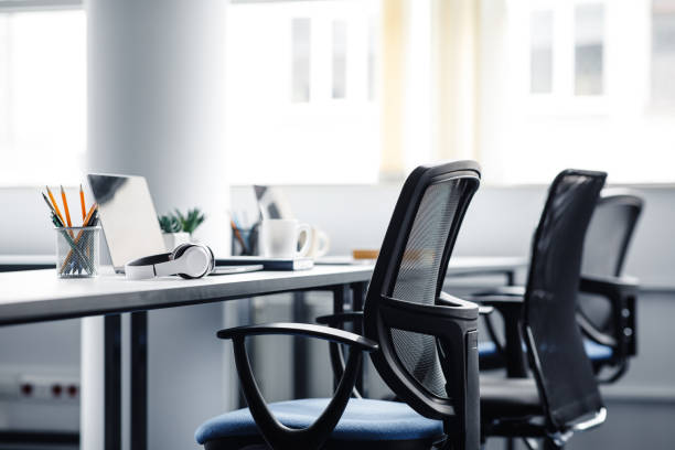 aparatos modernos en el interior de la oficina de coworking durante la epidemia covid-19 - silla de oficina fotografías e imágenes de stock