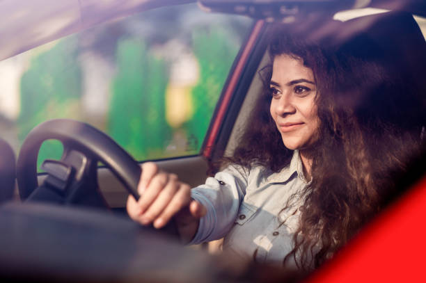 bella donna d'affari alla guida della sua auto. - car insurance women driving foto e immagini stock