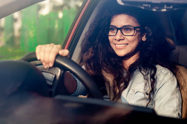 bella donna d'affari alla guida della sua auto. - car insurance women driving foto e immagini stock