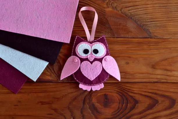 Photo of Burgundy and pink felt owl toy. Easy Christmas ornaments to make diy holiday crafts