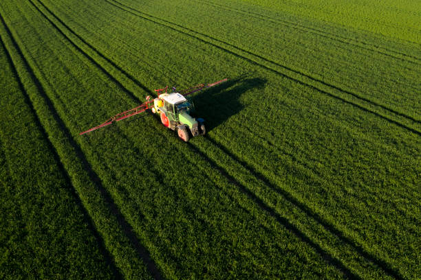 champ de pulvérisation de tracteur agricole - spraying agriculture farm herbicide photos et images de collection