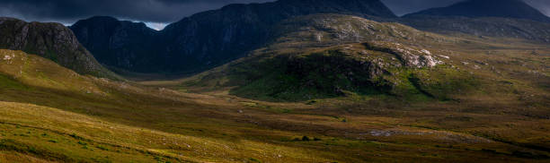アイルランド、ドニゴール州グウィードール、毒入りグレンのパノラマ - republic of ireland mount errigal mountain landscape ストックフォトと画像