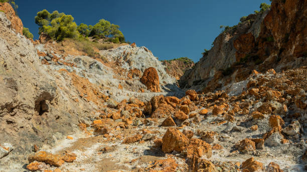 sousaki (greek: σουσάκι) is a dormant volcano and modern solfatara field in northeastern corinthia, greece - gulf of corinth imagens e fotografias de stock