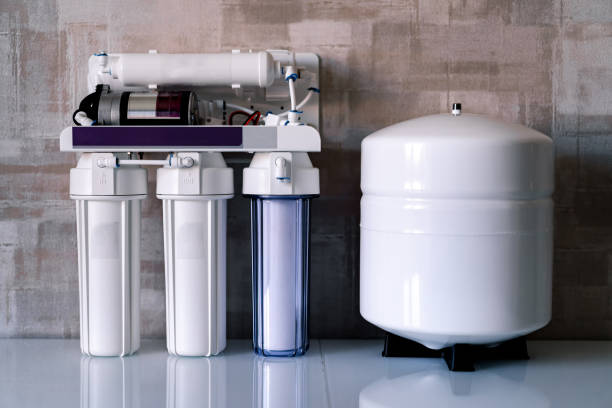 sistema de purificación de agua de ósmosis inversa en casa. filtros de purificación de agua instalados. concepto de agua clara - desalination fotografías e imágenes de stock