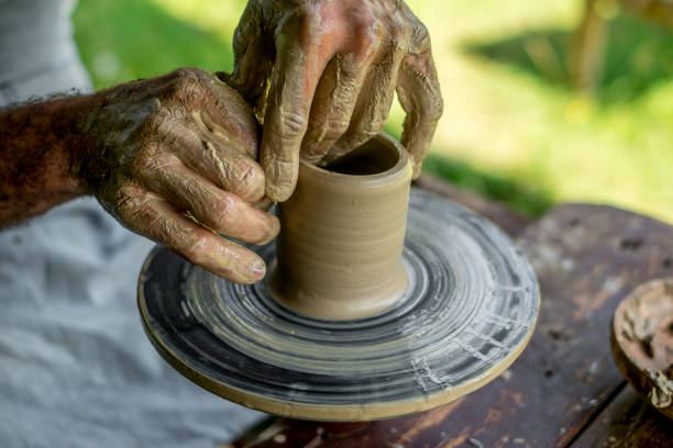 руки гончара формирования глиняный горшок - making craft craftsperson circle стоковые фото и изображения