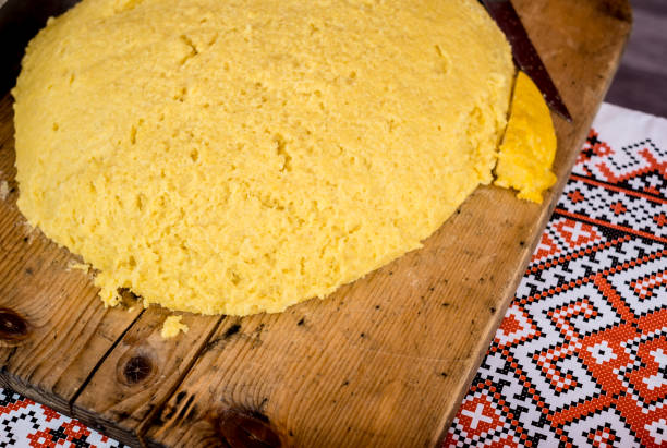 heiße dampfende polenta - dishware butter cutting board agriculture stock-fotos und bilder