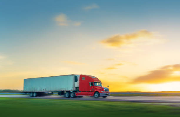플로리다 컨트리 로드에서 움직이는 빨간색과 흰색 세미 트럭 - semi truck truck highway red 뉴스 사진 이미지