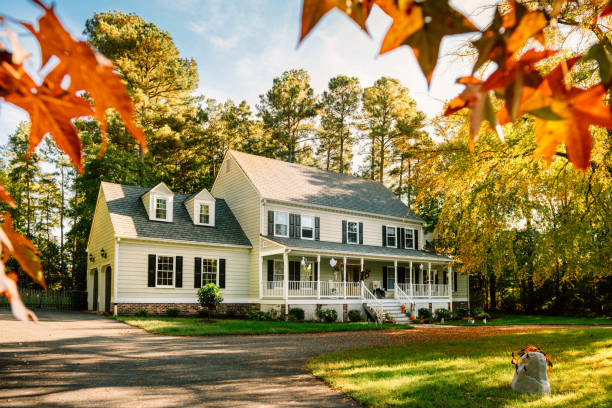 Colonial Style House Colonial Style House in Virginia fall lawn stock pictures, royalty-free photos & images