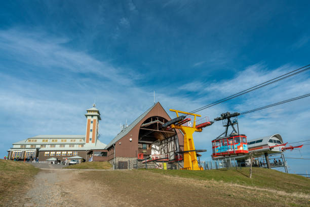 tourists visiting the top of fichtelberg mountain and the funicular - telpher imagens e fotografias de stock