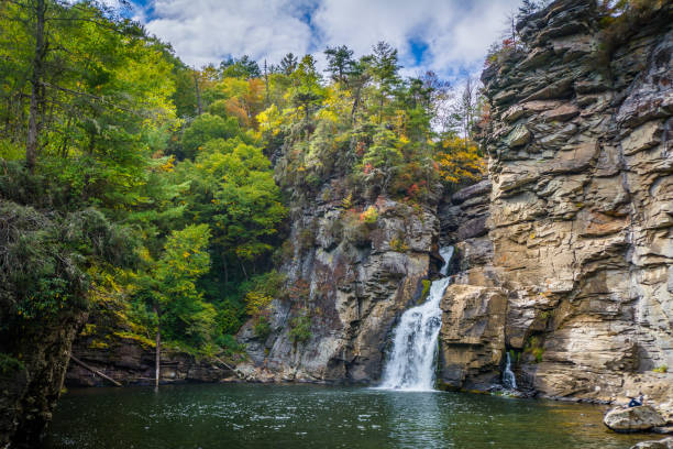 linville falls, a lo largo de la blue ridge parkway en carolina del norte - blue ridge mountains north carolina mountain range ridge fotografías e imágenes de stock