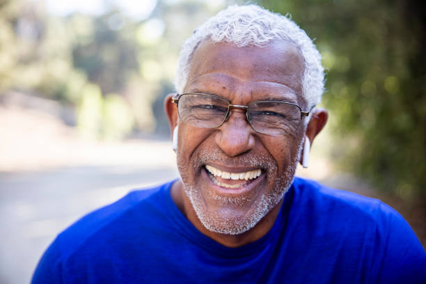retrato de un hombre negro mayor al aire libre - portrait black and white senior men wisdom fotografías e imágenes de stock