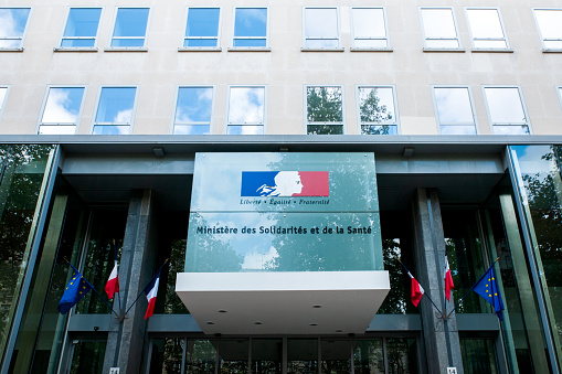 Paris : Health ministry ( ministère de la santé ) facade, with french flag. It's a state building of french administration, where the health minister work, with all his team, senior official and official or public servant. Situated rue de Segur in Paris, 7 th district – arrondissement – in France. August 30, 2020