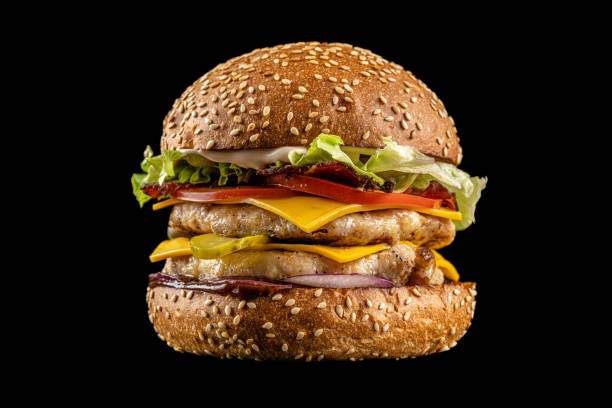 hamburger americani moderni. hamburger succosi con carne e cotoletta di pollo, alla griglia su un fuoco aperto. - symmetry burger hamburger cheese foto e immagini stock