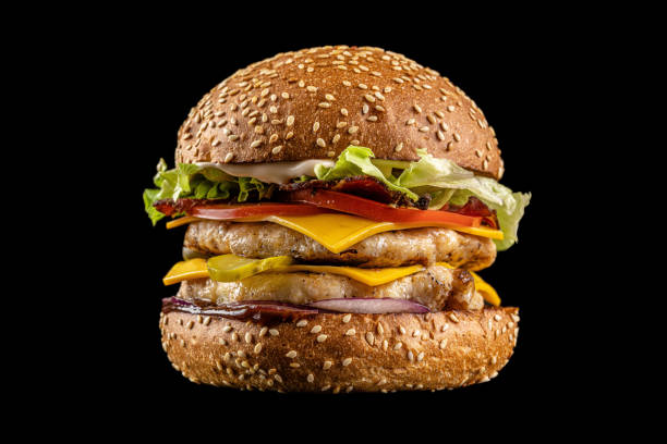 現代のアメリカのハンバーガー。肉とチキンカツのジューシーなハンバーガーは、暖炉で焼きます。 - symmetry burger hamburger cheese ストックフォトと画像