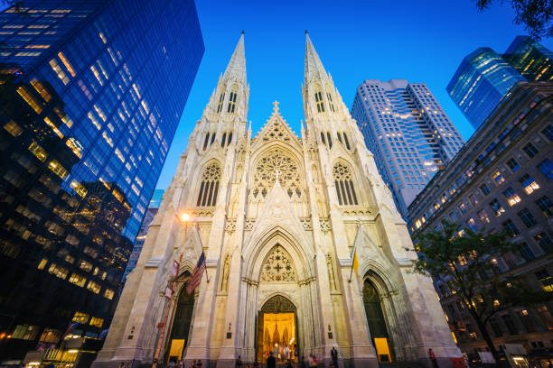 catedral de san patricio por la noche, en manhattan, nueva york. - catedral fotografías e imágenes de stock