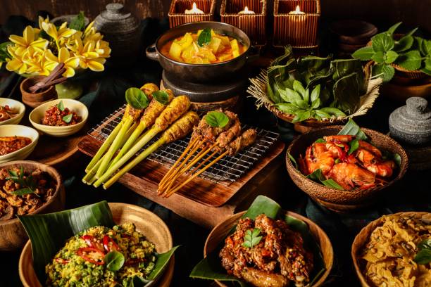 rijsttafel balinés con sate lilit, sate babi, gedang mekuah, tum ayam, udang goreng, rempeyek, ayam klungkung, lawar ayam, babi goreng y sambal - balinese culture fotografías e imágenes de stock