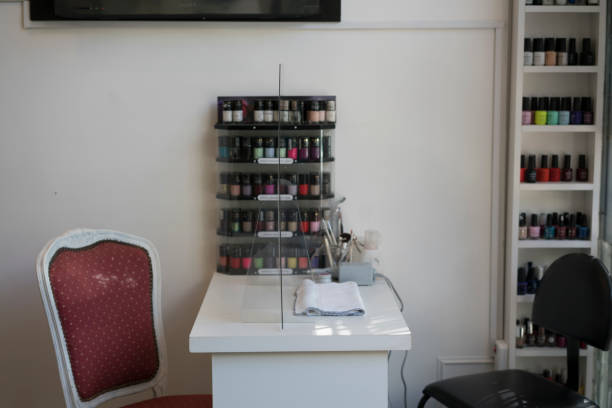 istock Empty manicure workbench with acrylic partition at hair shop. Covid-19 concepts. 1284142897