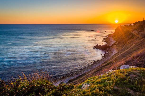 vue de pelican cove au coucher du soleil, à rancho palos verdes, californie - palos verdes photos et images de collection